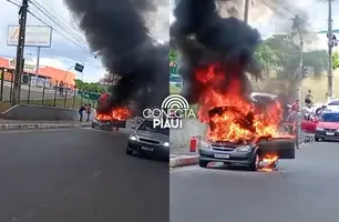 Carro pega fogo em frente ao Atacadão na zona Sul de Teresina (Foto: Reprodução)