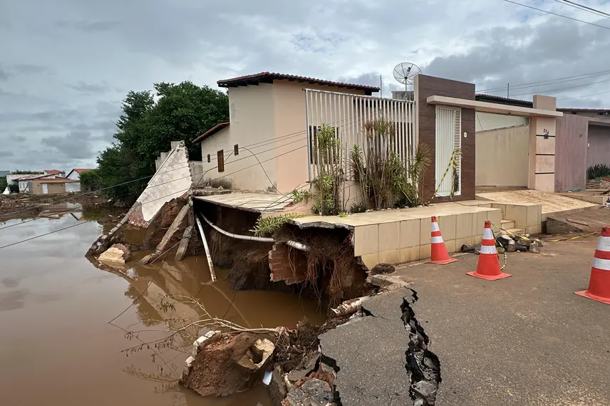 Casas atingidas por enchente em Picos correm risco de desabamento