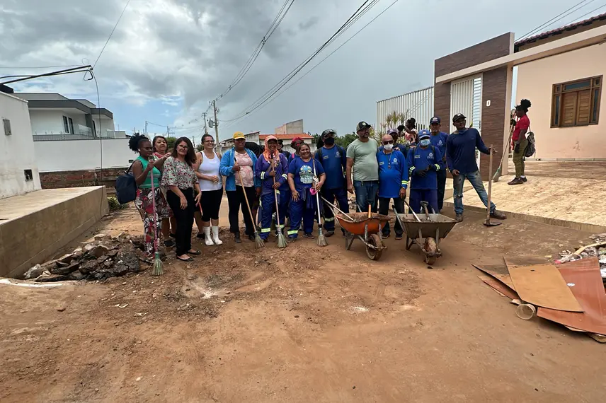 Casas atingidas por enchente em Picos correm risco de desabamento