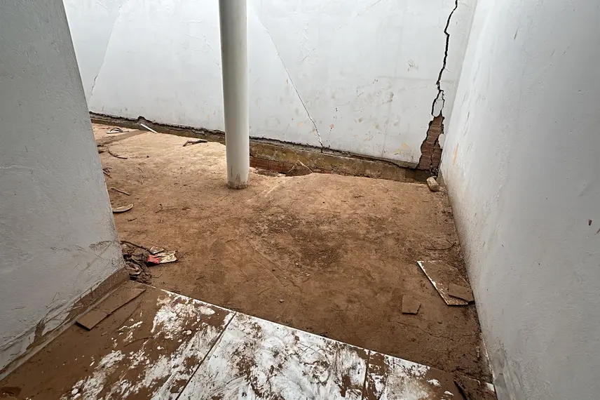 Casas atingidas por enchente em Picos correm risco de desabamento