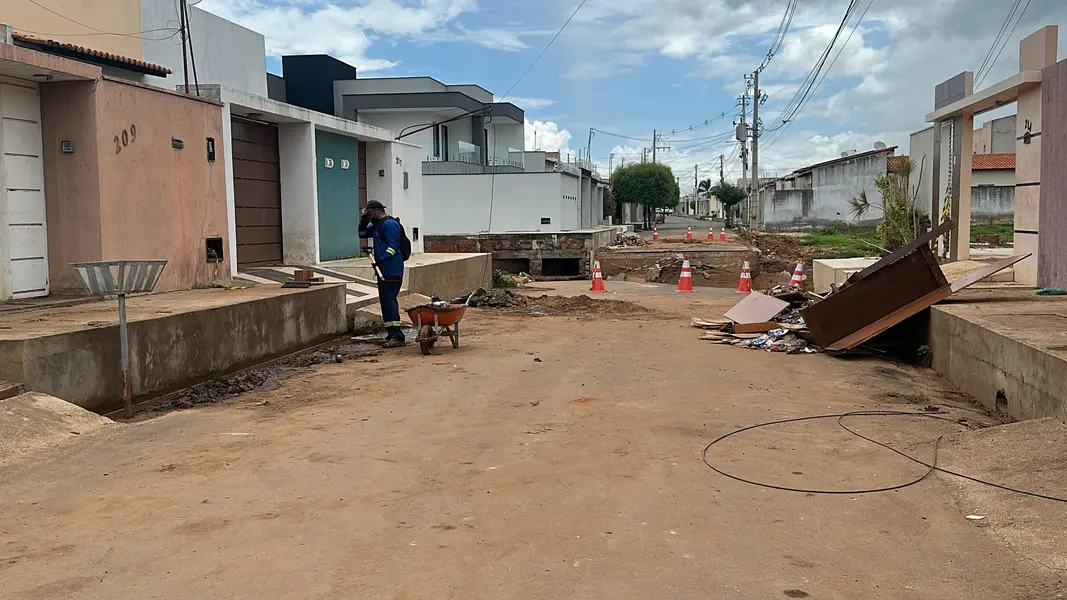Casas atingidas por enchente em Picos correm risco de desabamento