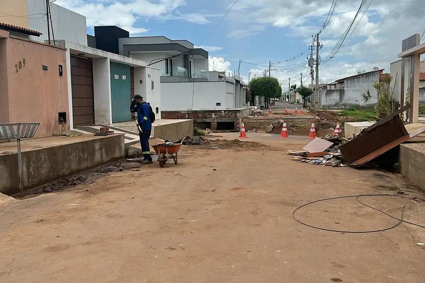 Casas atingidas por enchente em Picos correm risco de desabamento