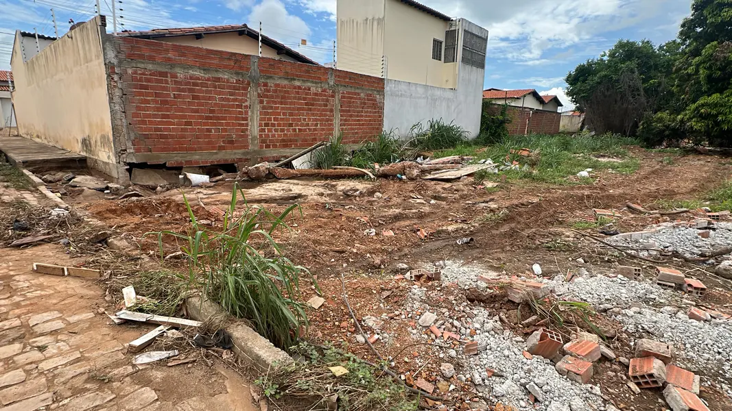 Casas atingidas por enchente em Picos correm risco de desabamento