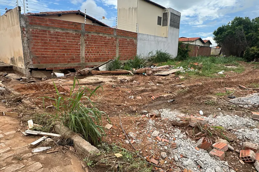 Casas atingidas por enchente em Picos correm risco de desabamento