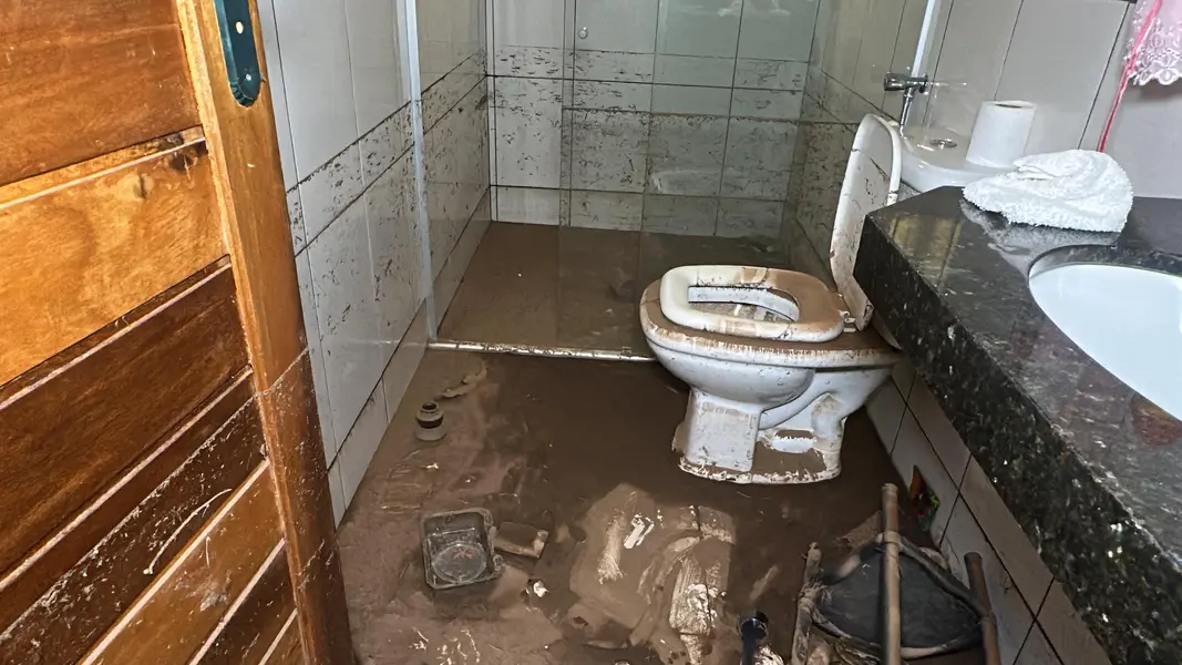 Casas atingidas por enchente em Picos correm risco de desabamento