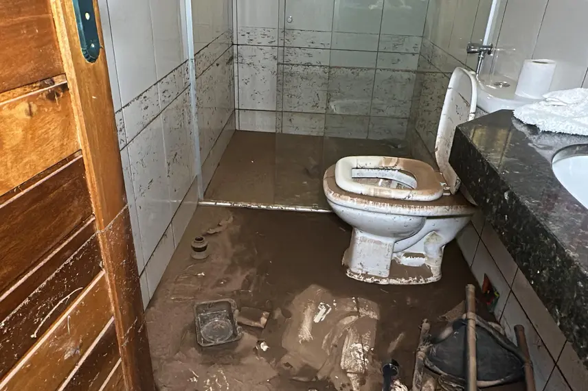 Casas atingidas por enchente em Picos correm risco de desabamento