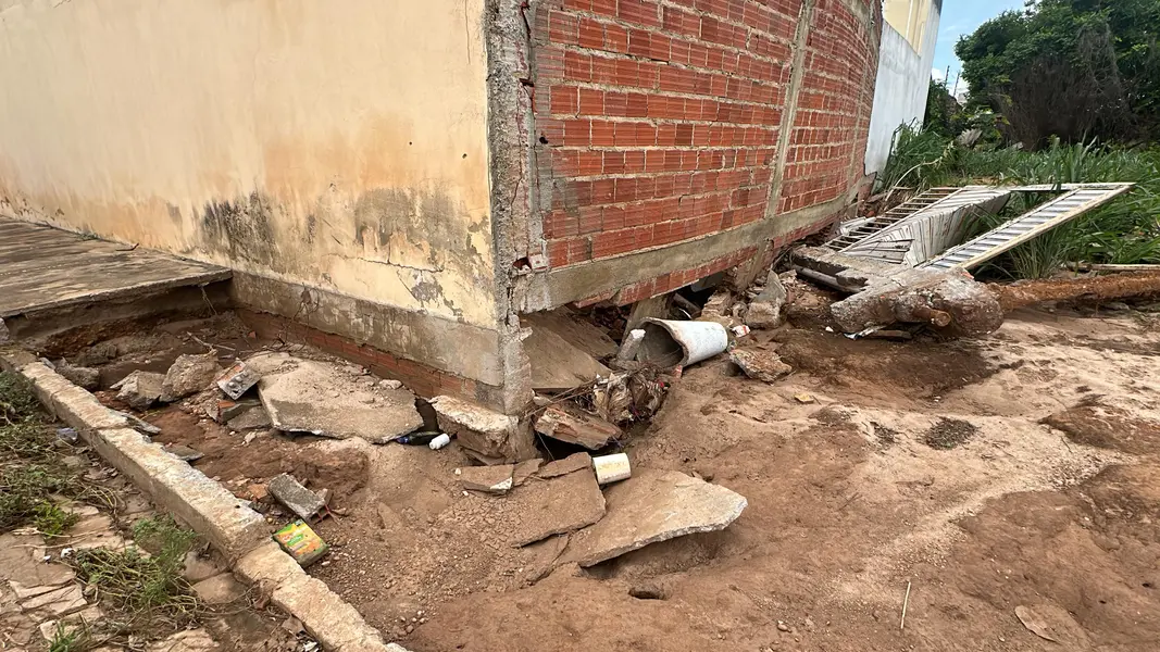 Casas atingidas por enchente em Picos correm risco de desabamento