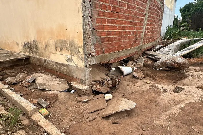 Casas atingidas por enchente em Picos correm risco de desabamento Casas atingidas por enchente em Picos correm risco de desabamento