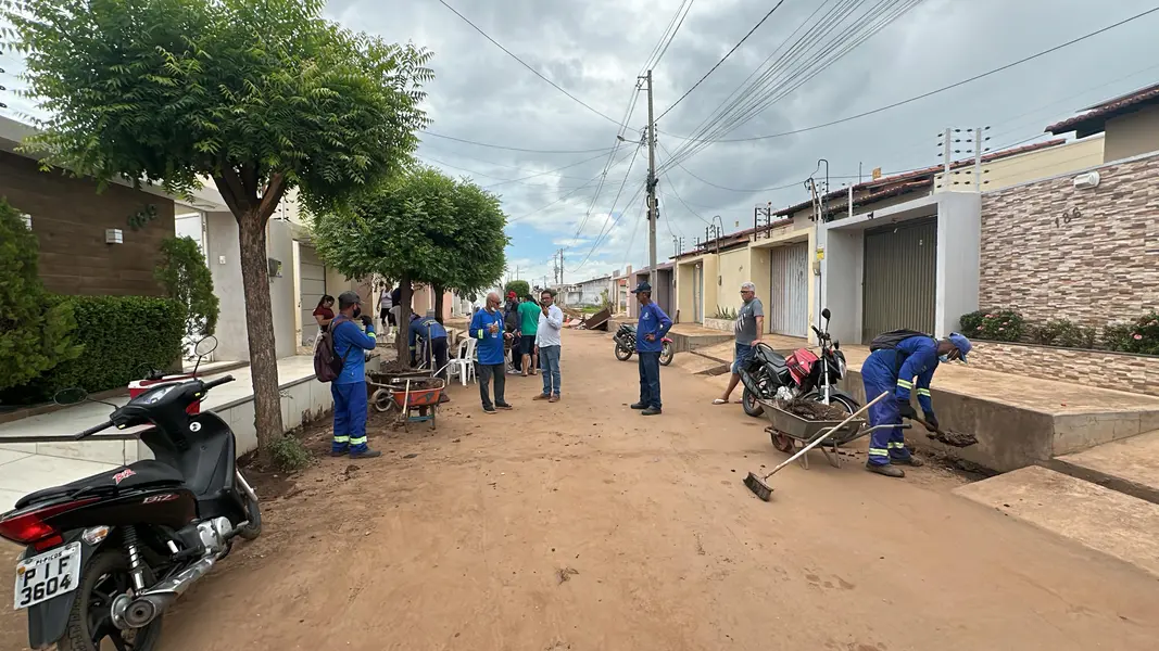 Casas atingidas por enchente em Picos correm risco de desabamento