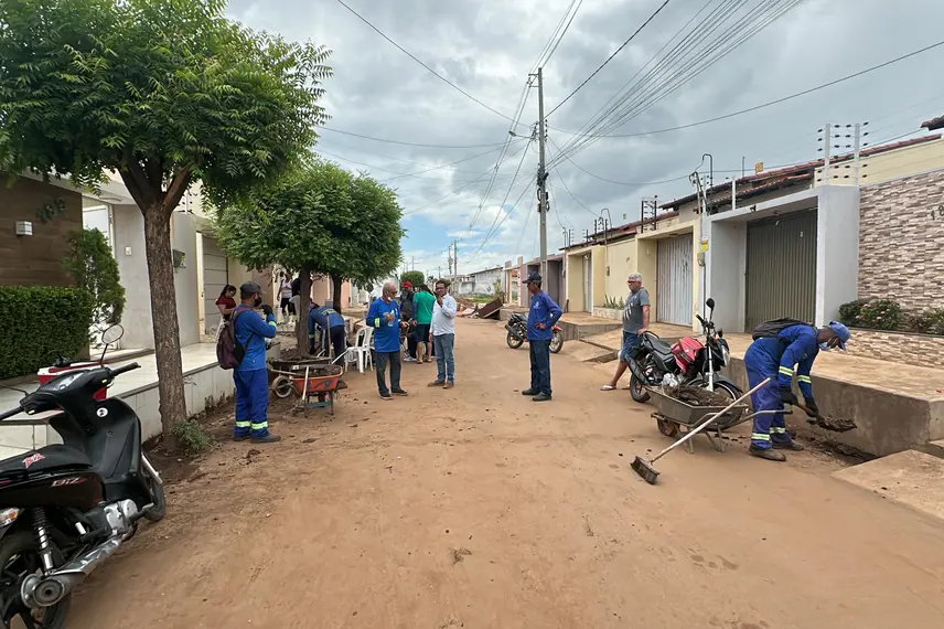 Casas atingidas por enchente em Picos correm risco de desabamento