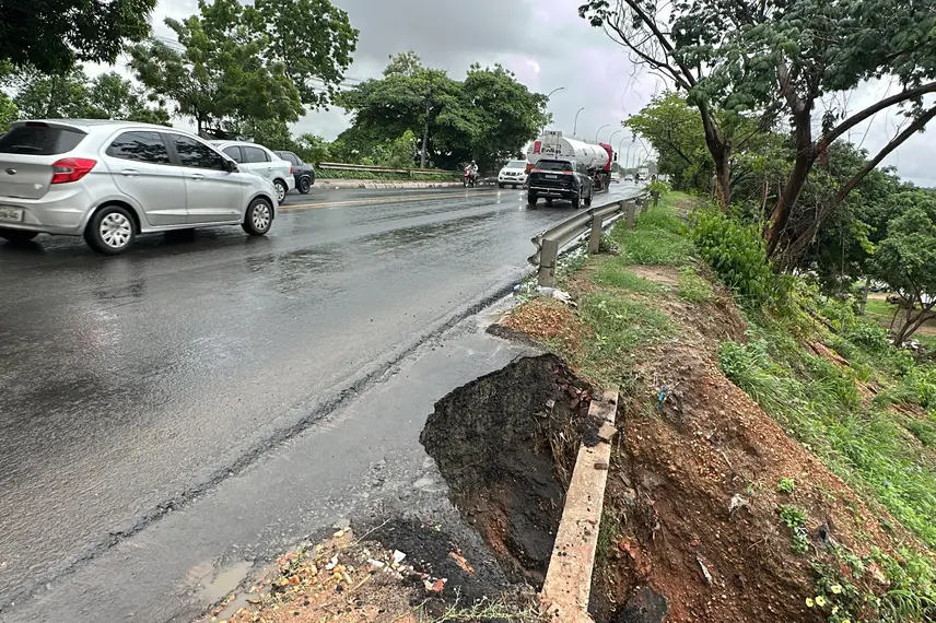 Chuva aumenta erosão do aterro na cabeceira da Ponte do Tancredo Neves