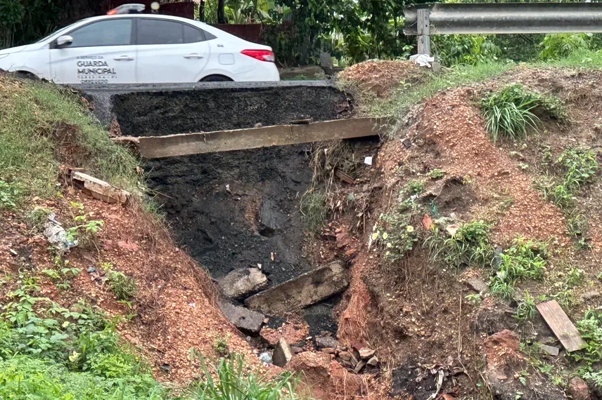 Chuva aumenta erosão do aterro na cabeceira da Ponte do Tancredo Neves