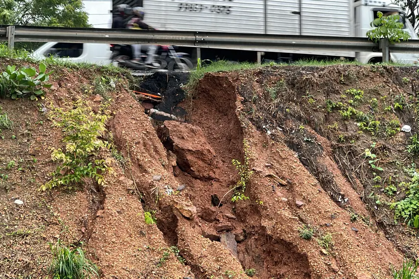 Chuva aumenta erosão do aterro na cabeceira da Ponte do Tancredo Neves