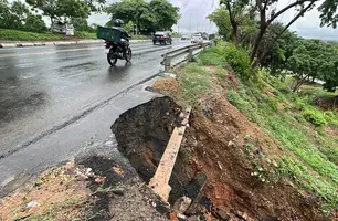 Chuva aumenta erosão do aterro na cabeceira da Ponte do Tancredo Neves (Foto: Conecta Piauí/James Rodrigues)