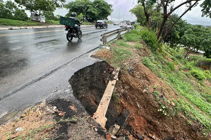 Chuva aumenta erosão do aterro na cabeceira da Ponte do Tancredo Neves