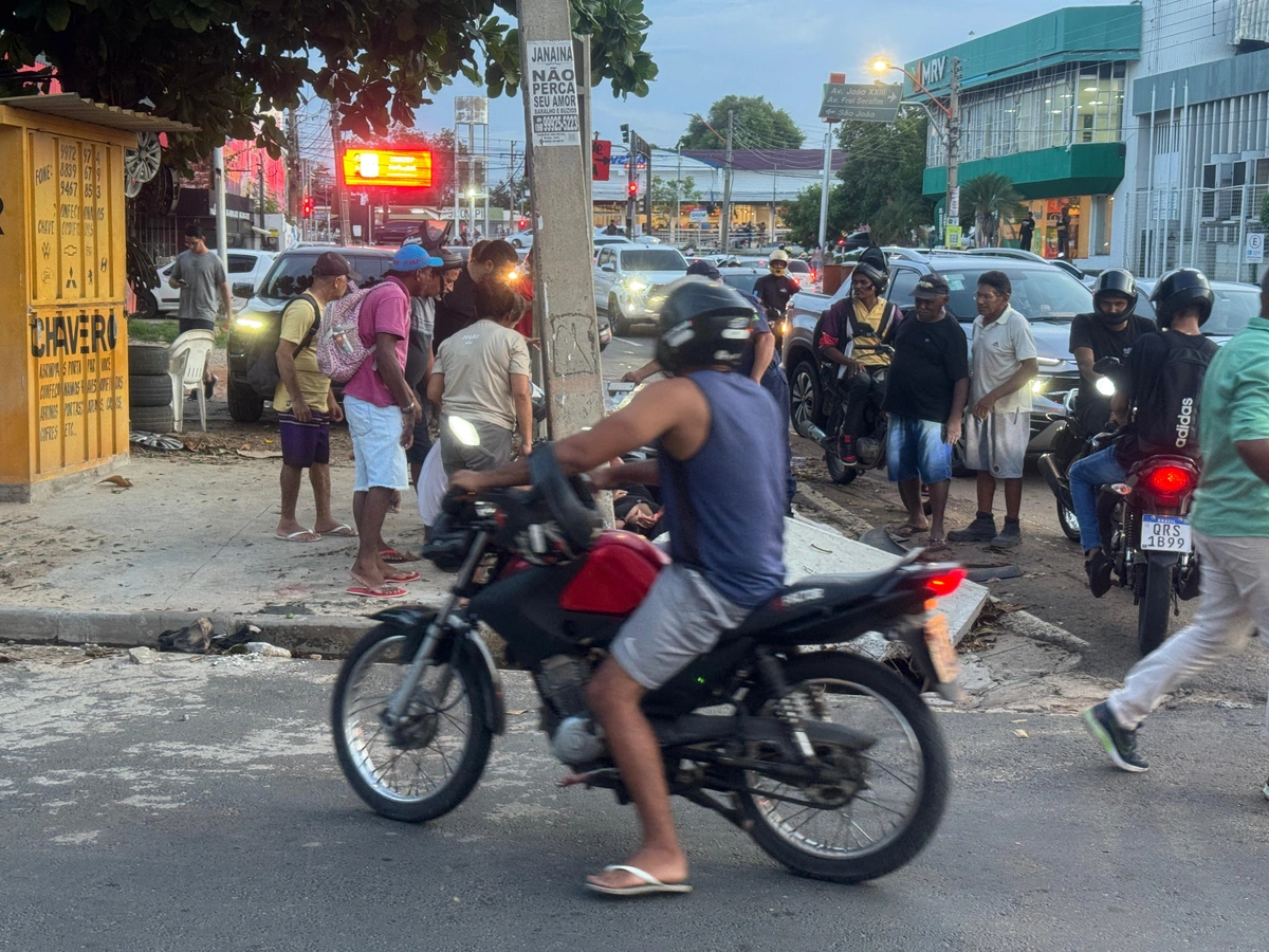 Colisão entre carro e motos deixa dois feridos na avenida Homero, em Teresina