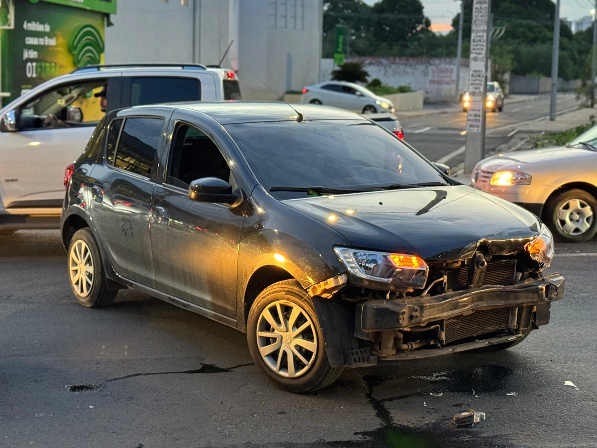 Colisão entre carro e motos deixa dois feridos na avenida Homero, em Teresina