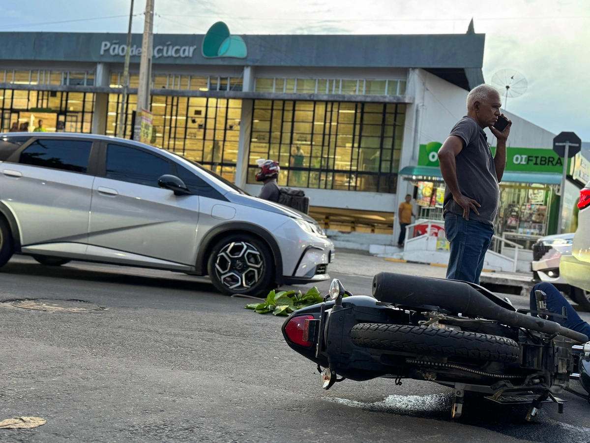 Colisão entre carro e motos deixa dois feridos na avenida Homero, em Teresina