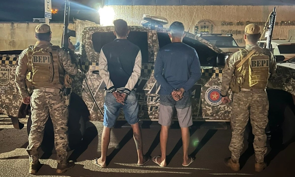 Dupla é presa ao tentar se livrar de sacola com drogas durante abordagem em Picos