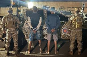 Dupla é presa ao tentar se livrar de sacola com drogas durante abordagem em Picos (Foto: Divulgação/BEPI)