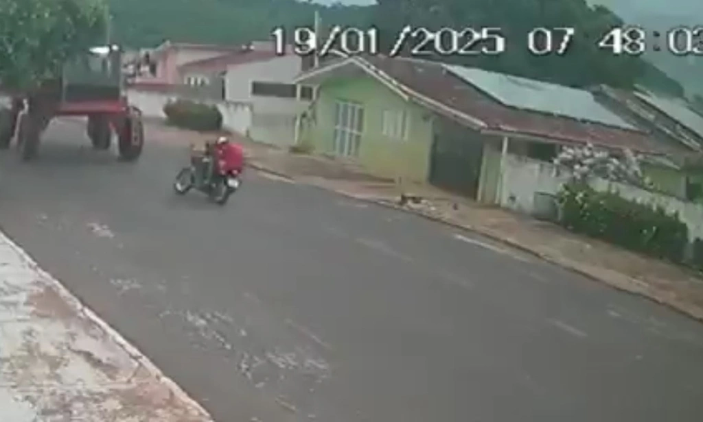 Dupla tenta manobra de moto, bate em máquina agrícola e garupa morre em MT