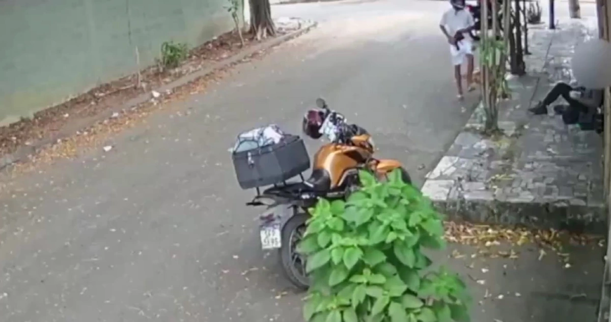 ES: Motoboy tem moto e celular roubados enquanto almoçava em calçada