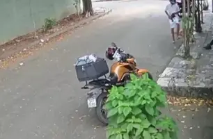 ES: Motoboy tem moto e celular roubados enquanto almoçava em calçada (Foto: Reprodução)