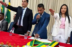 Everardo Araújo toma posse como prefeito durante cerimônia em Curralinhos (Foto: Reprodução)