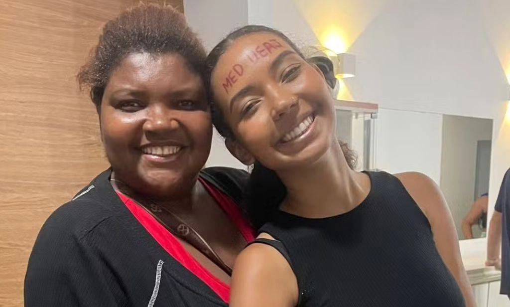 Filha emociona mãe ao passar em medicina; cursinho foi pago com venda de sanduíches