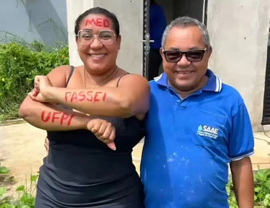 Filha surpreende pai no trabalho após ser aprovada em Medicina na UFPI