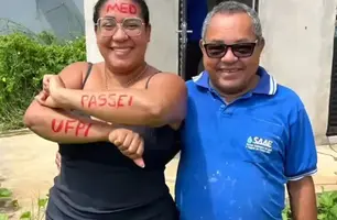 Filha surpreende pai no trabalho após ser aprovada em Medicina na UFPI (Foto: Reprodução)