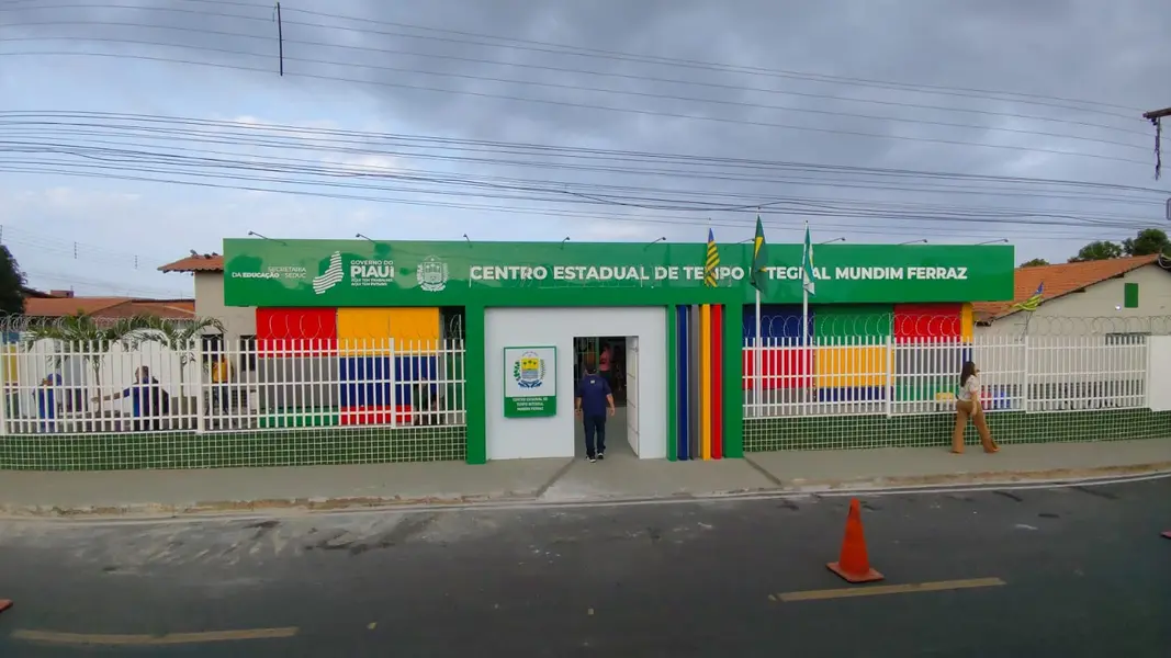 Governador entrega reforma e ampliação de escola na zona Norte de Teresina