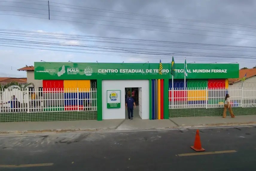 Governador entrega reforma e ampliação de escola na zona Norte de Teresina