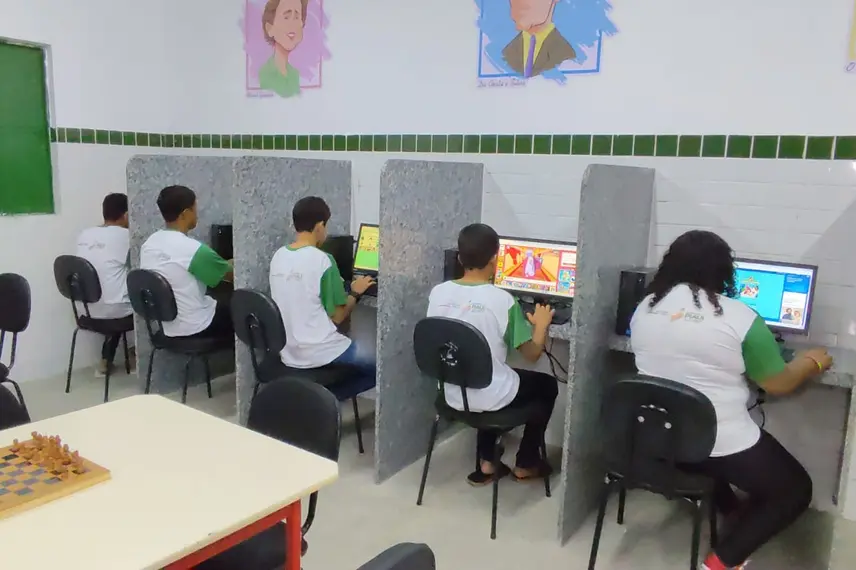 Governador entrega reforma e ampliação de escola na zona Norte de Teresina