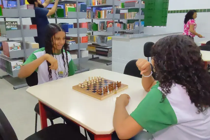 Governador entrega reforma e ampliação de escola na zona Norte de Teresina