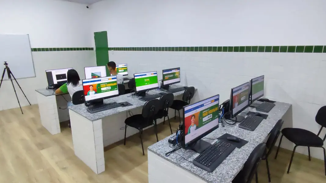 Governador entrega reforma e ampliação de escola na zona Norte de Teresina