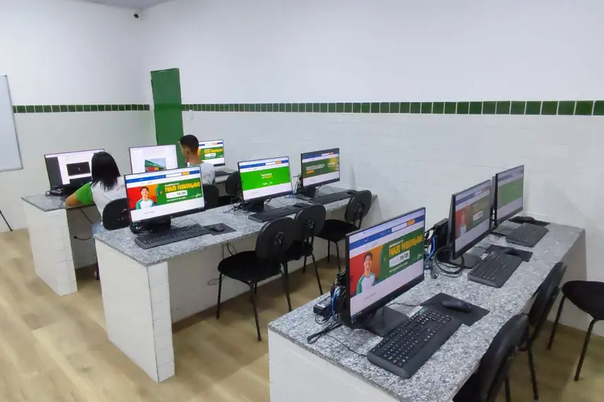 Governador entrega reforma e ampliação de escola na zona Norte de Teresina