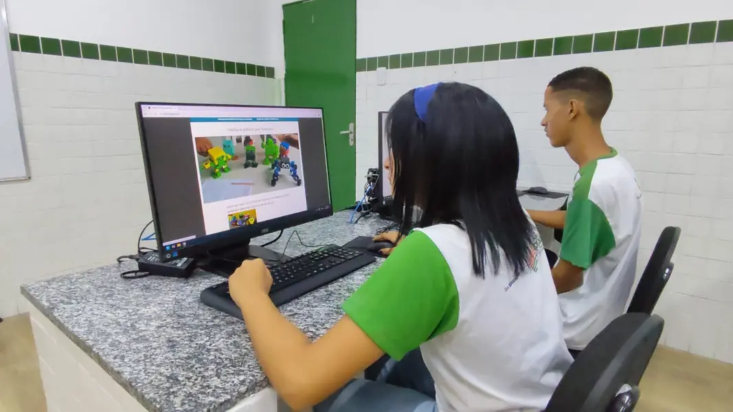 Governador entrega reforma e ampliação de escola na zona Norte de Teresina