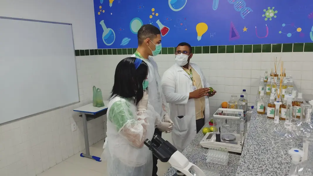 Governador entrega reforma e ampliação de escola na zona Norte de Teresina