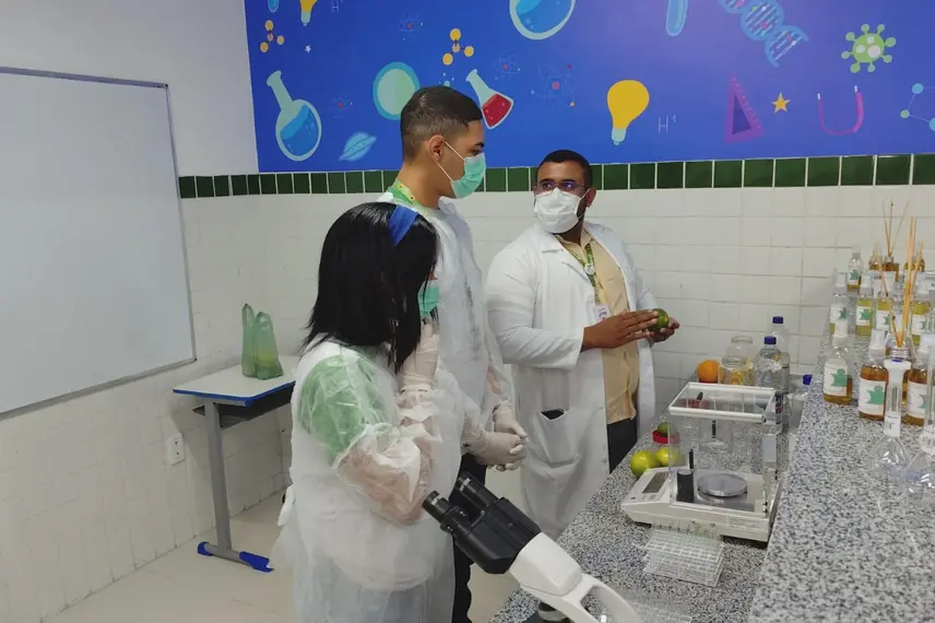 Governador entrega reforma e ampliação de escola na zona Norte de Teresina