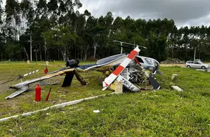 Helicóptero com cinco passageiros a bordo cai em rodovia de Santa Catarina (Foto: Reprodução)