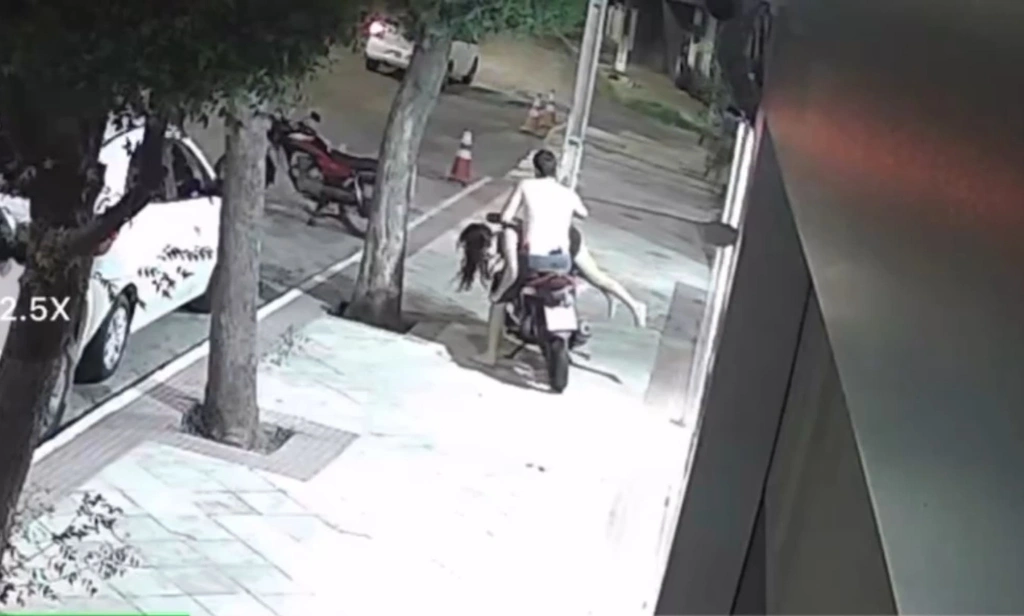 Homem é flagrado arrastando mulher pelos cabelos e a levando deitada em moto no RN