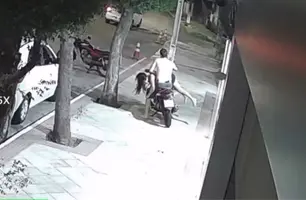 Homem é flagrado arrastando mulher pelos cabelos e a levando deitada em moto no RN (Foto: Reprodução)