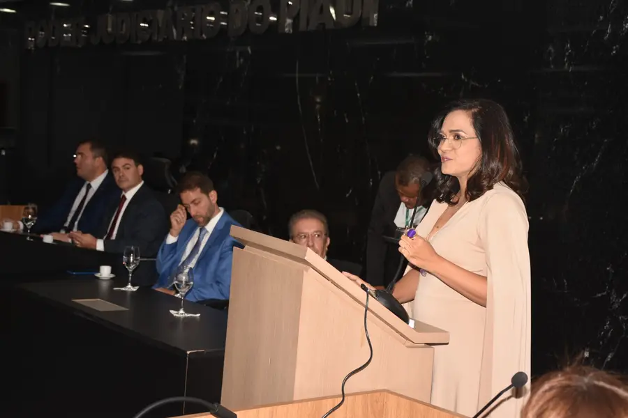 Juíza Keylla Ranyere assume presidência da AMAPI como a primeira mulher no cargo