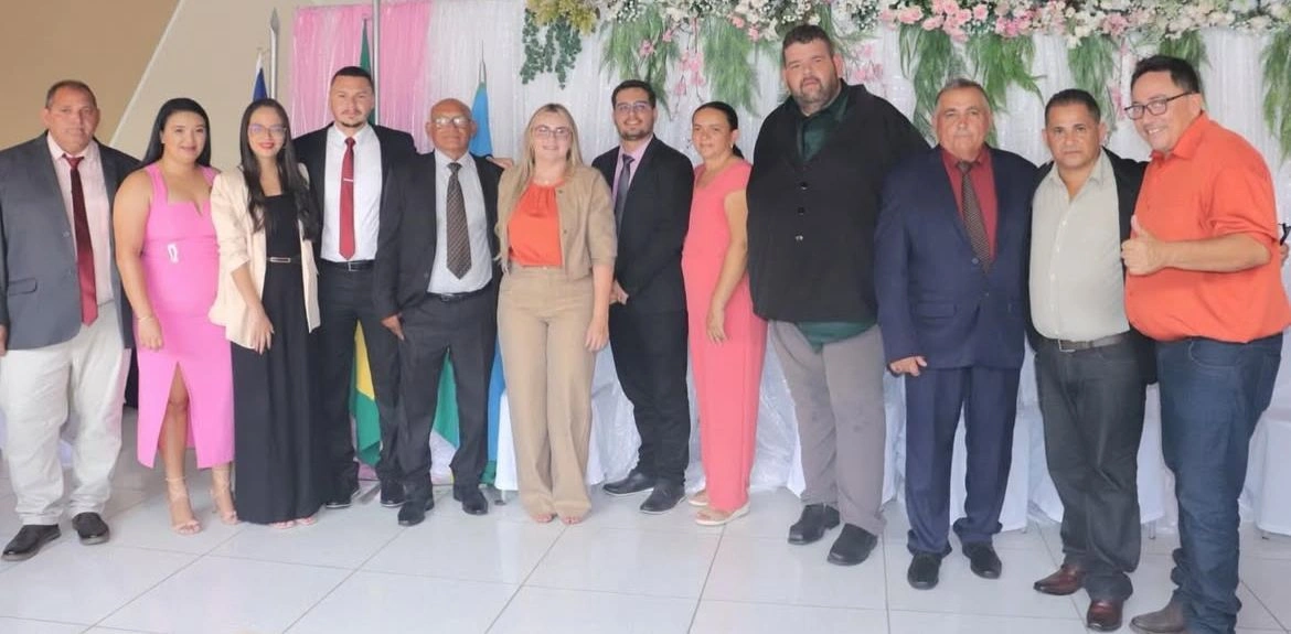 Kelly Alencar toma posse para reeleição como prefeita de Lagoinha do Piauí