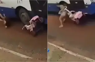 Motorista de ônibus desvia de buraco e quase atropela mãe e bebê no Mato Grosso (Foto: Reprodução)