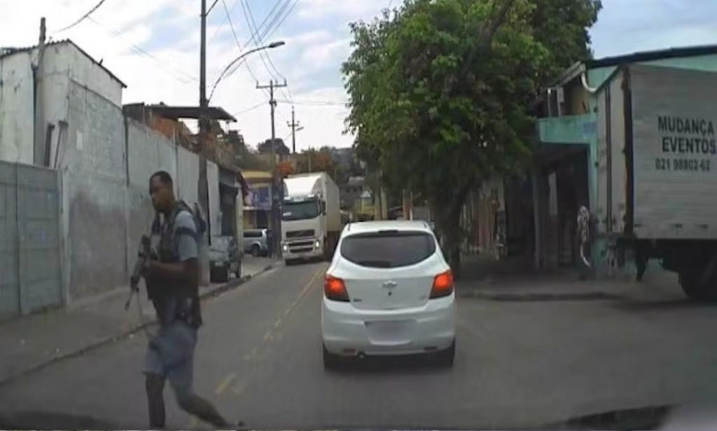 Motorista entra em território de traficantes e pede perdão na tentativa de sair do local, no Rio