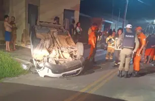 Motorista fica presa às ferragens após colidir e tombar carro em Parnaíba (Foto: Reprodução)