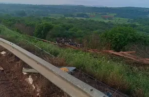 Motorista morre após tombar caminhão e populares tentam saquear carga em Picos (Foto: Reprodução)