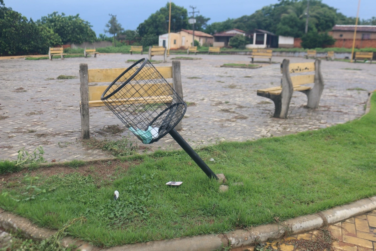 Nova gestão de Eliseu Martins expõe situação de abandono em várias áreas da cidade